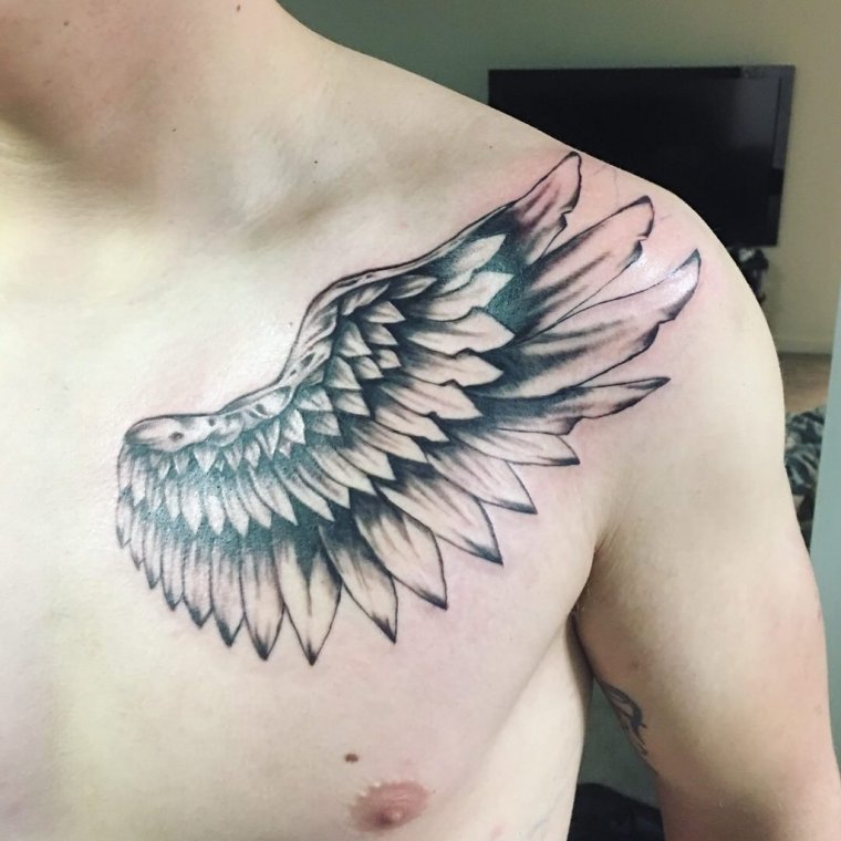 Татуировка крылья на груди (50 фото)15
