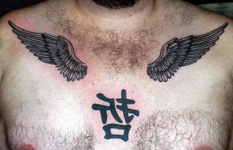 Татуировка крылья на груди (50 фото)41
