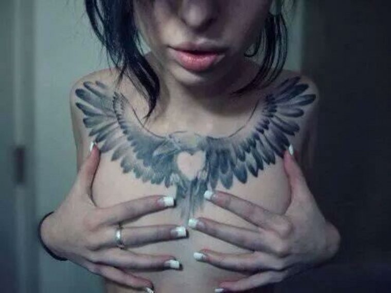 Татуировка крылья на груди (50 фото)30