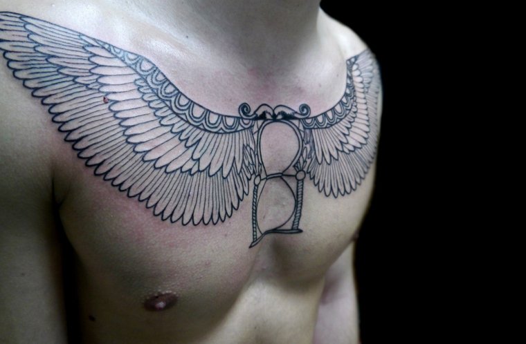 Татуировка крылья на груди (50 фото)12