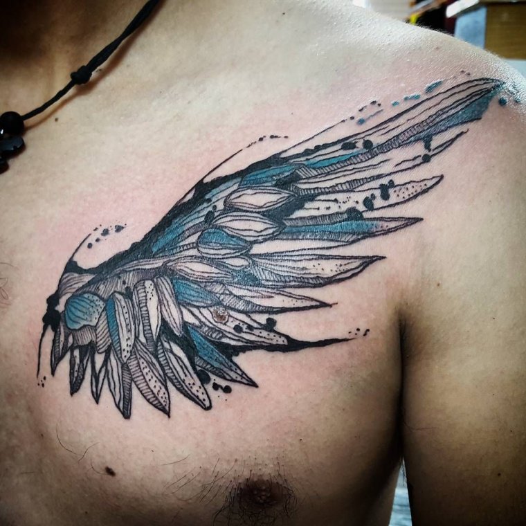 Татуировка крылья на груди (50 фото)43