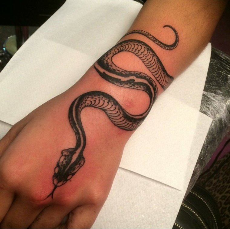 Татуировка змея вокруг руки (48 фото)11
