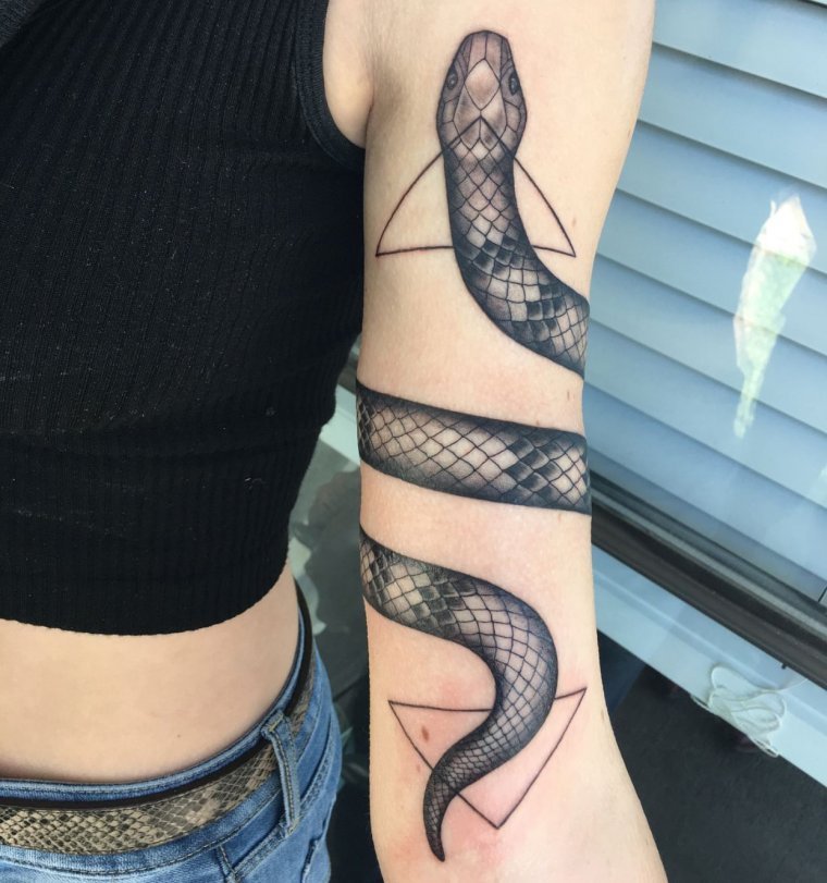 Татуировка змея вокруг руки (48 фото)37
