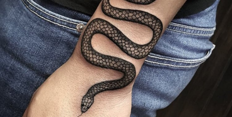 🖤 Змея вокруг руки: подборка татуировок (46 фото)