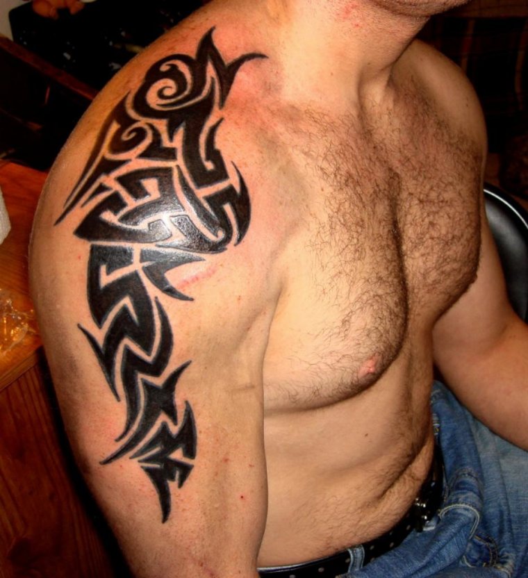 Татуировки для мужчин на плече (39 фото)13