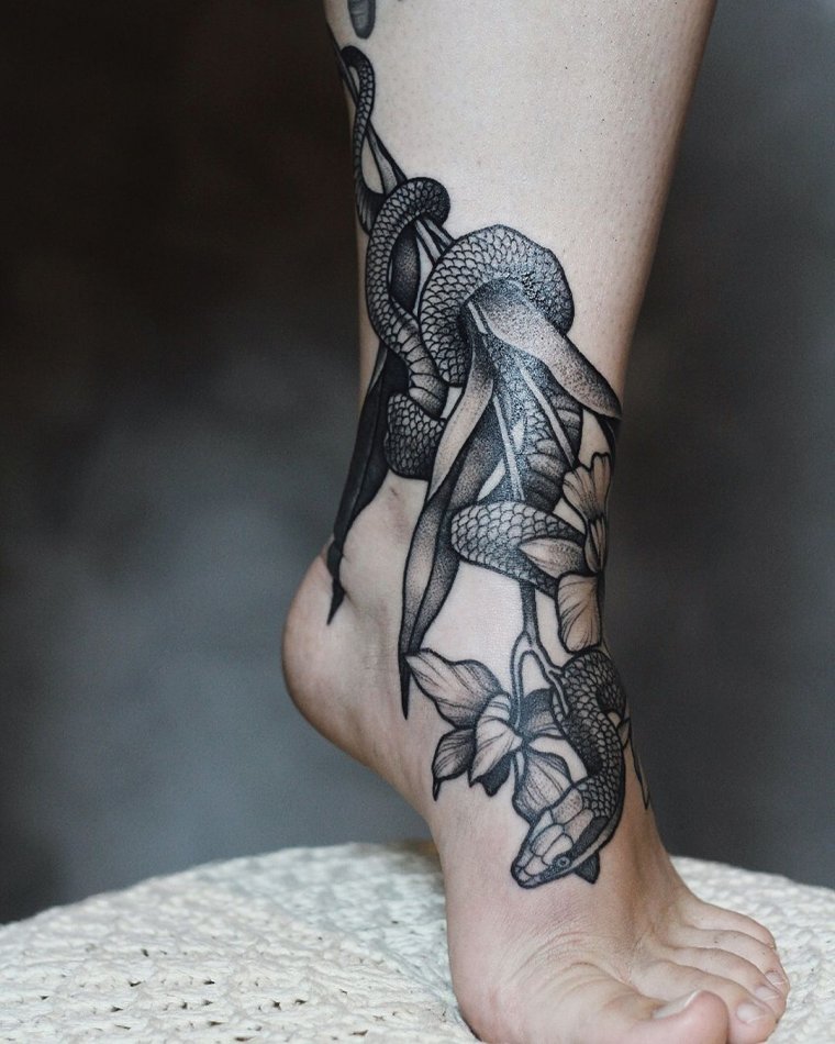 Татуировка змея на ноге (50 фото)42