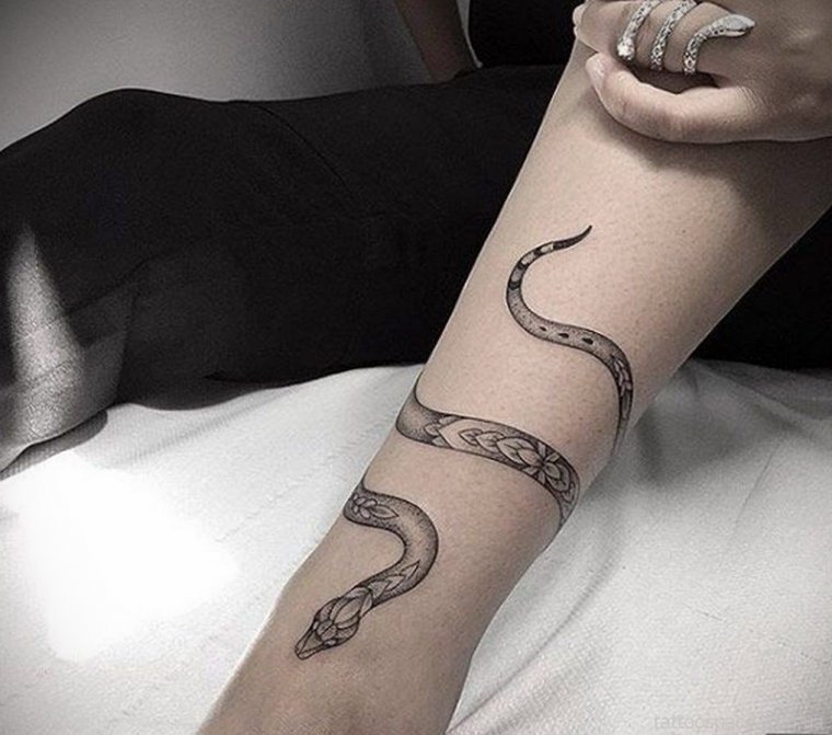 Татуировка змея на ноге (50 фото)35