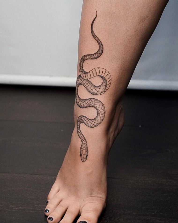 Татуировка змея на ноге (50 фото)3