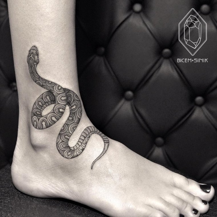 Татуировка змея на ноге (50 фото)49