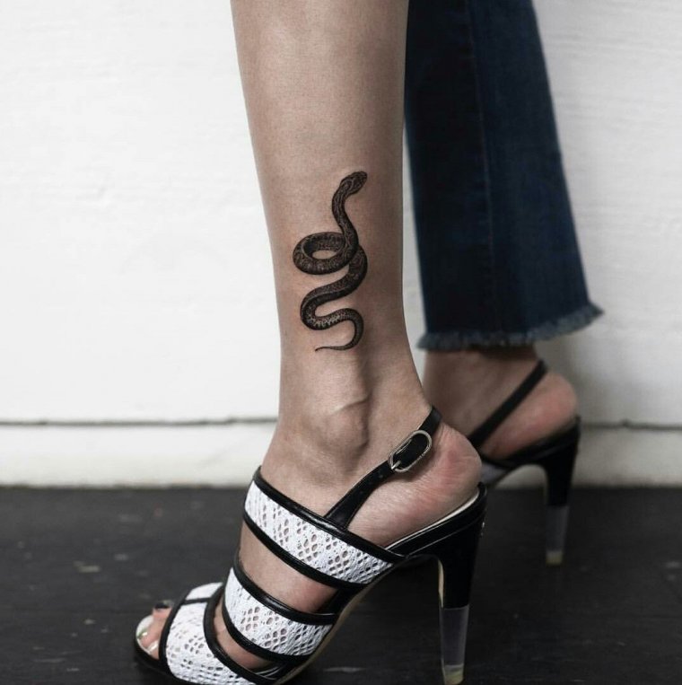 Татуировка змея на ноге (50 фото)40