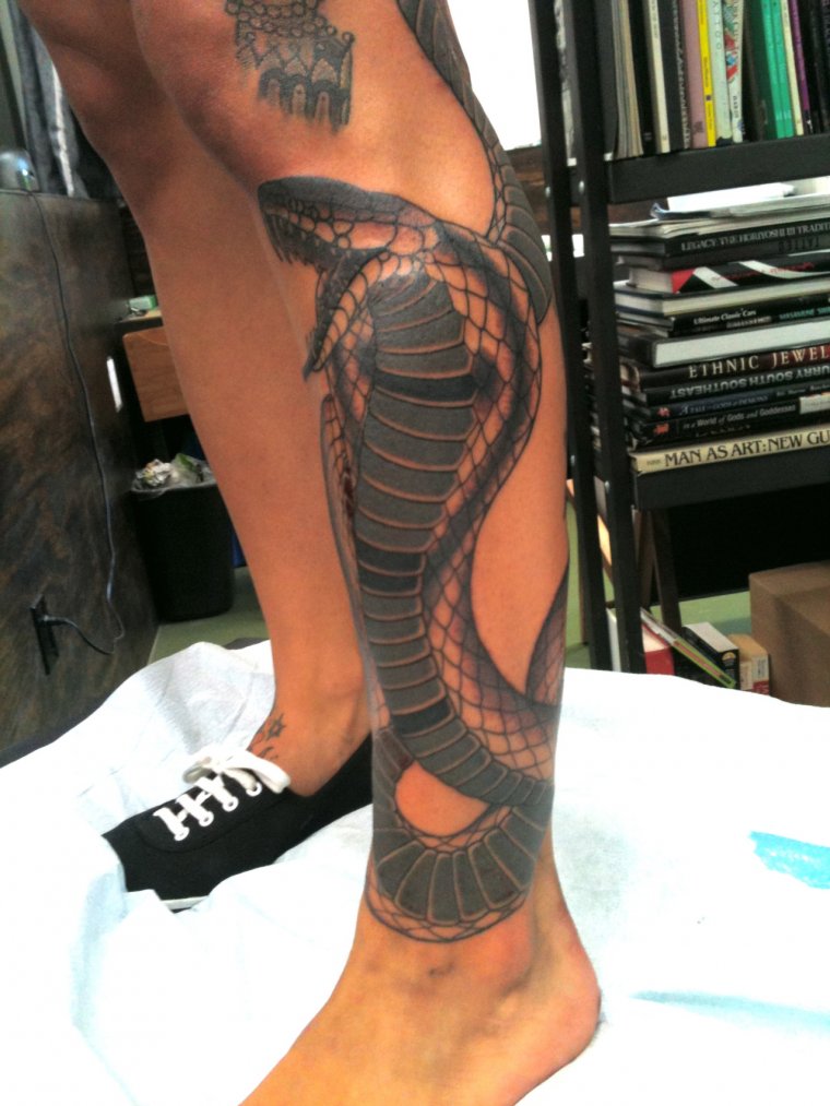 Татуировка змея на ноге (50 фото)45