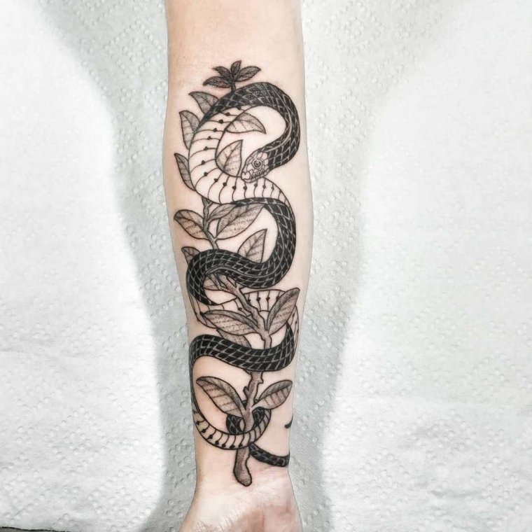 Татуировка змея на ноге (50 фото)8