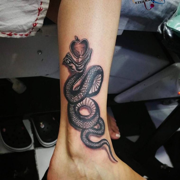 Татуировка змея на ноге (50 фото)31
