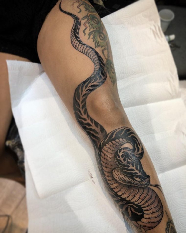 Татуировка змея на ноге (50 фото)9