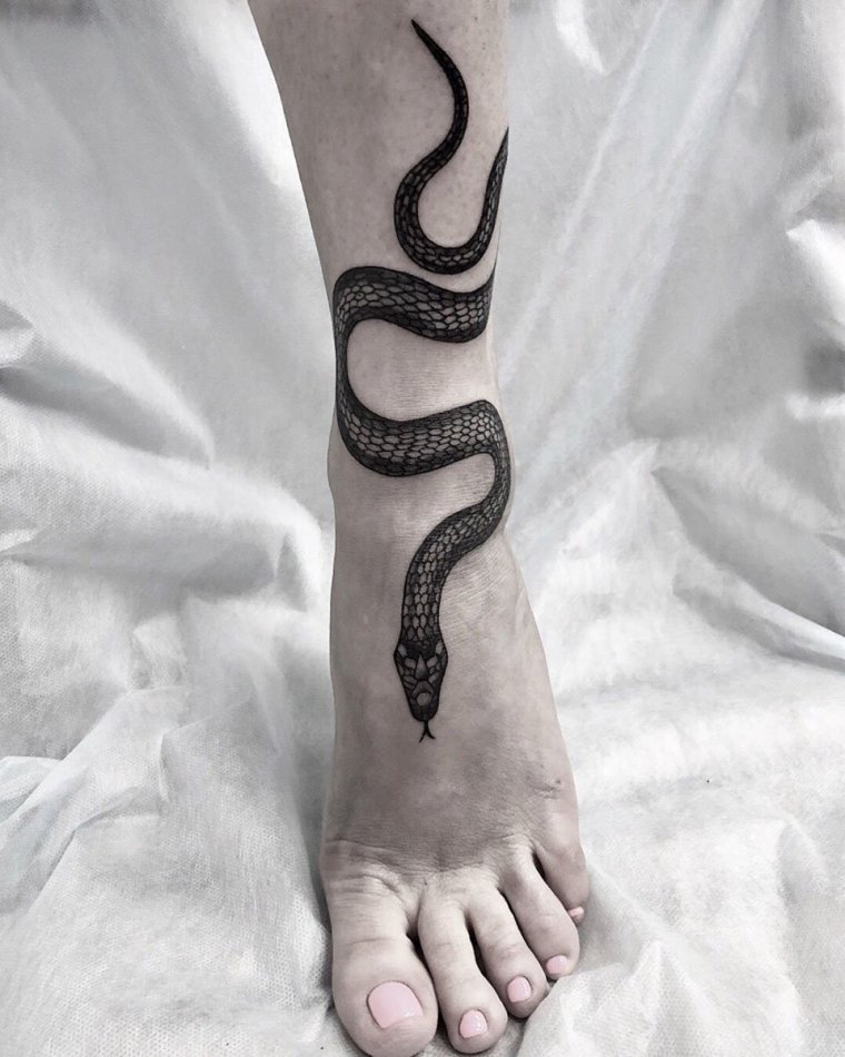 Татуировка змея на ноге (50 фото)22