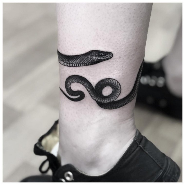 Татуировка змея на ноге (50 фото)37