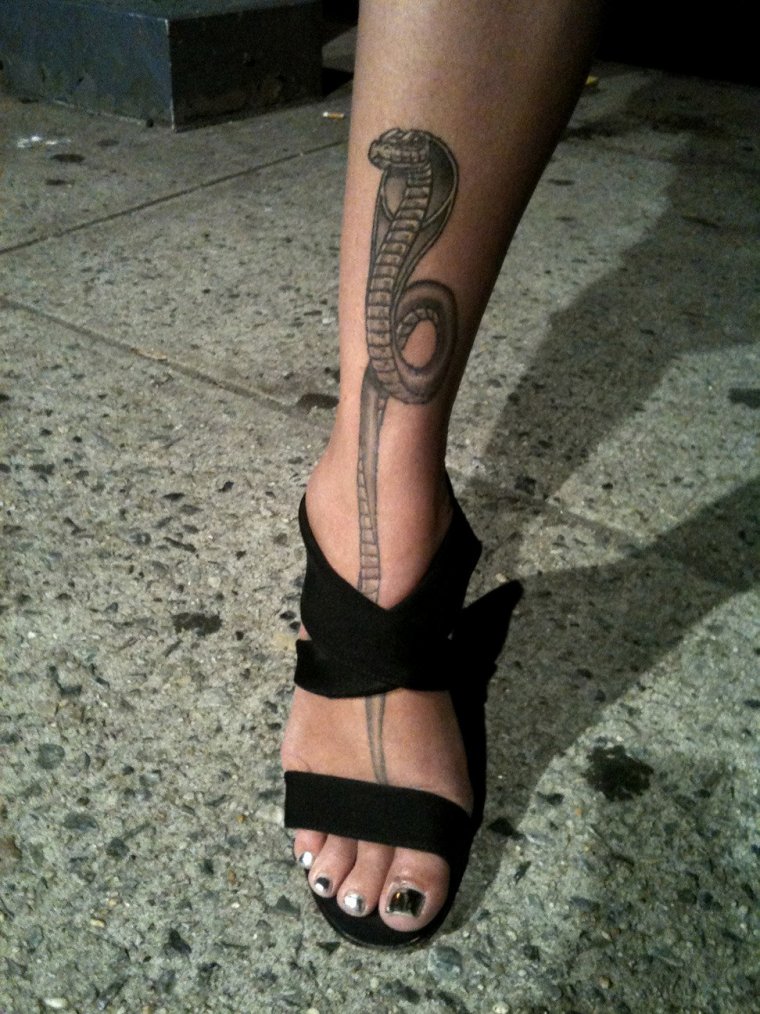 Татуировка змея на ноге (50 фото)6