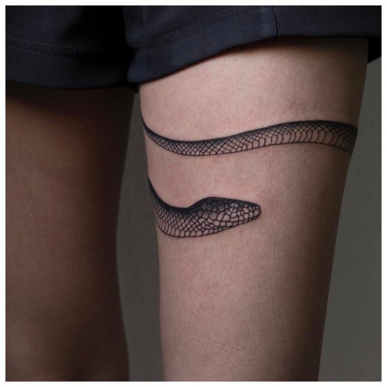 Татуировка змея на ноге (50 фото)27