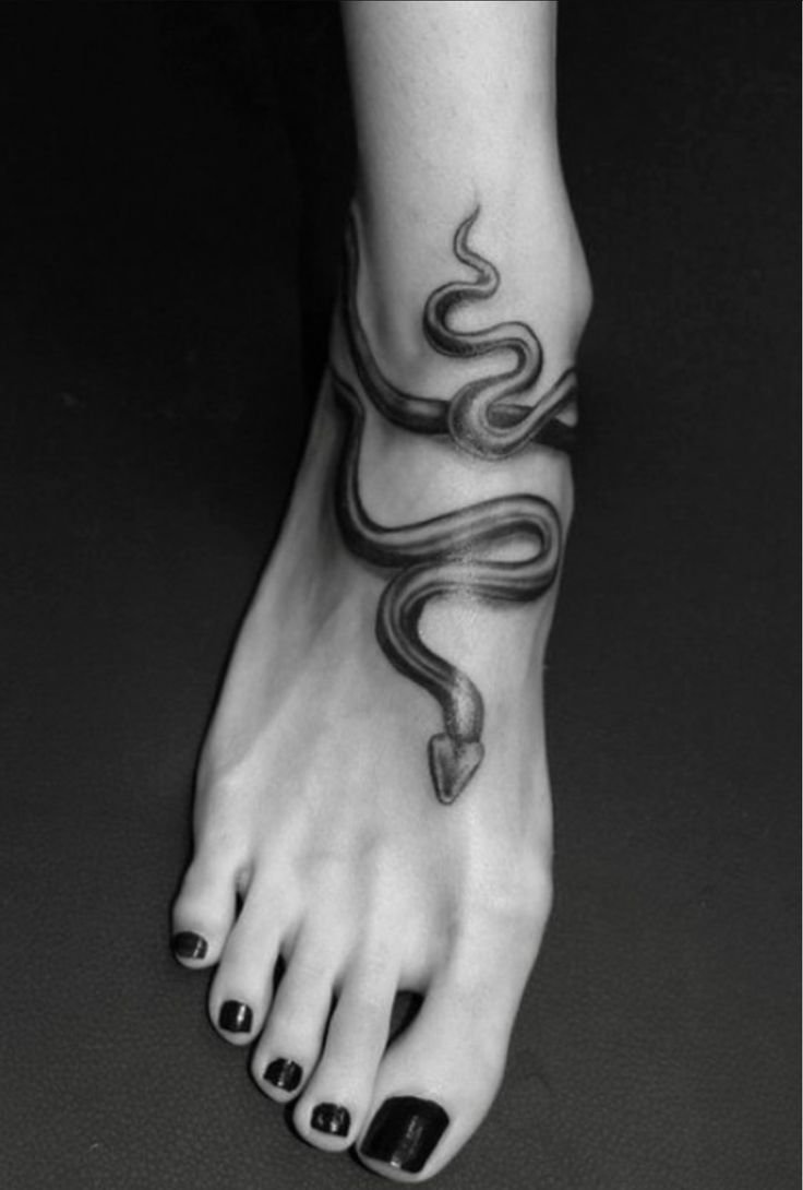 Татуировка змея на ноге (50 фото)12