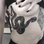 🖤 Татуировки в виде змеи для девушки (34 фото) 33