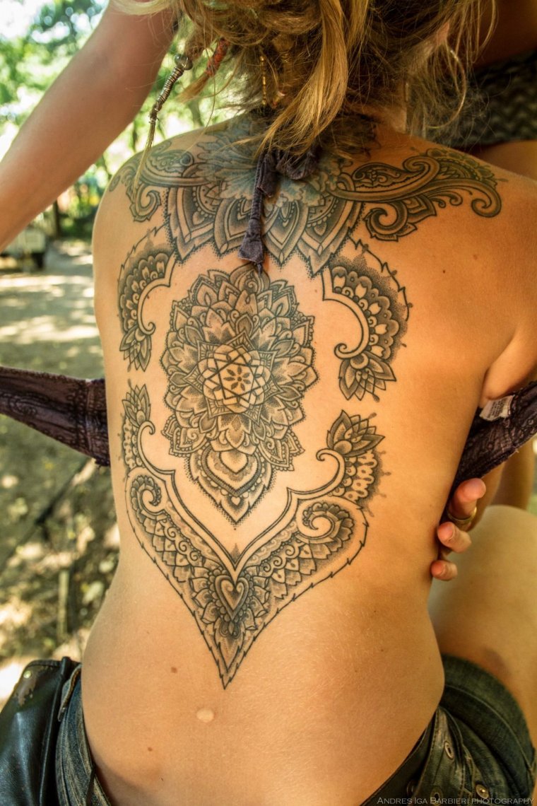 Женские татуировки на спине (50 фото)39