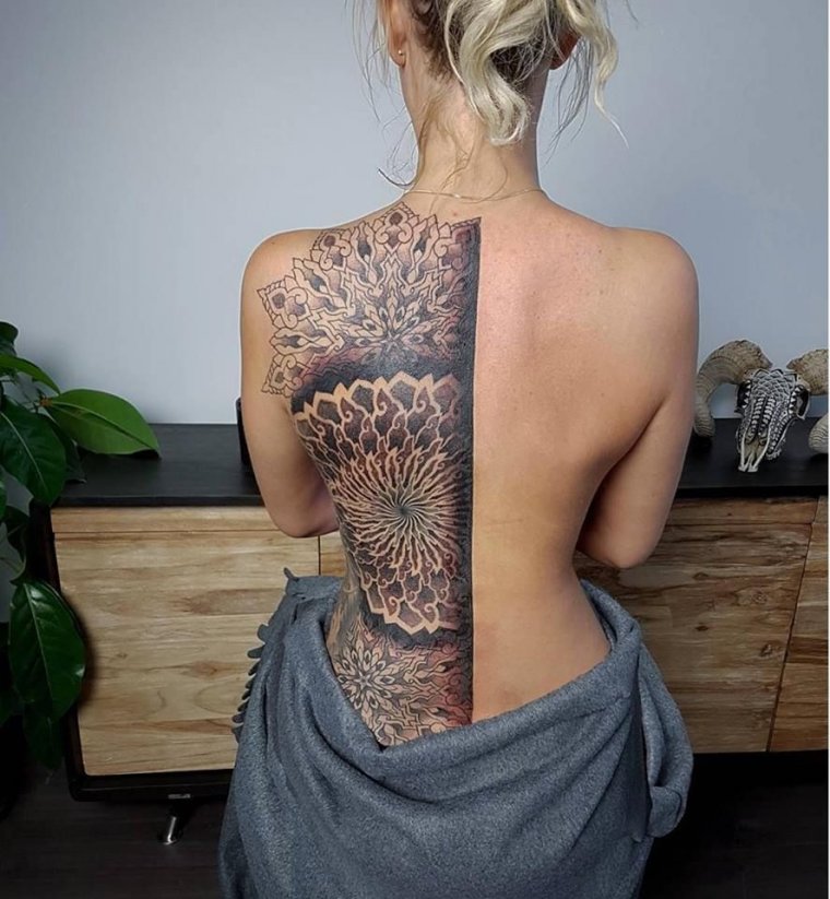 Женские татуировки на спине (50 фото)33