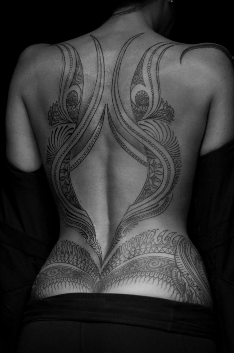 Женские татуировки на спине (50 фото)24