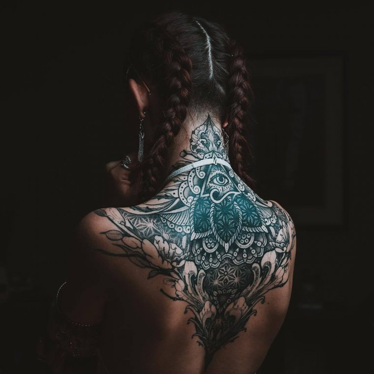 Женские татуировки на спине (50 фото)6