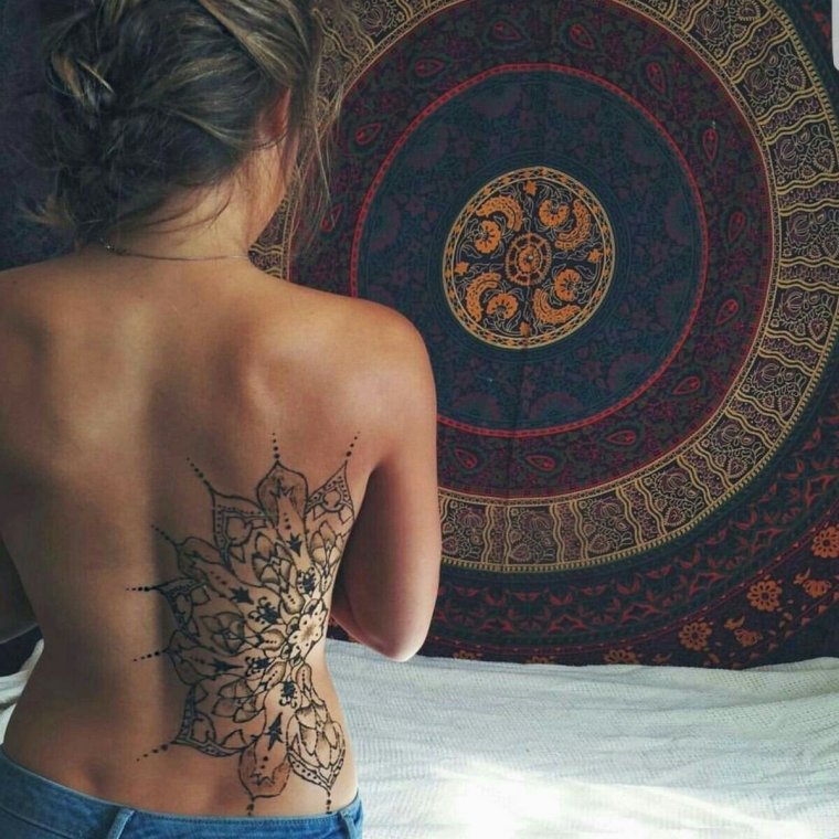 Женские татуировки на спине (50 фото)34