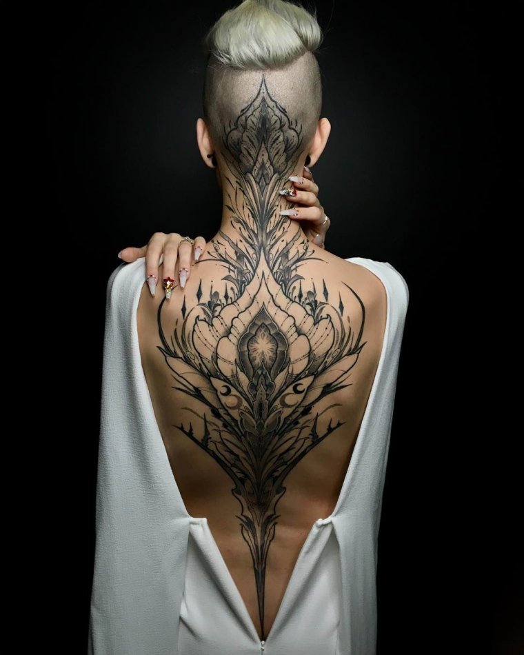 Женские татуировки на спине (50 фото)7