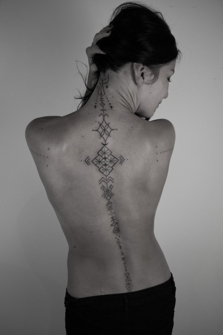 Женские татуировки на спине (50 фото)32