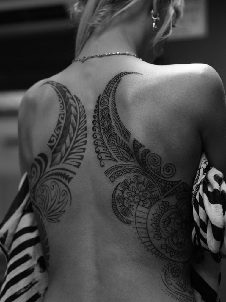 Женские татуировки на спине (50 фото)9