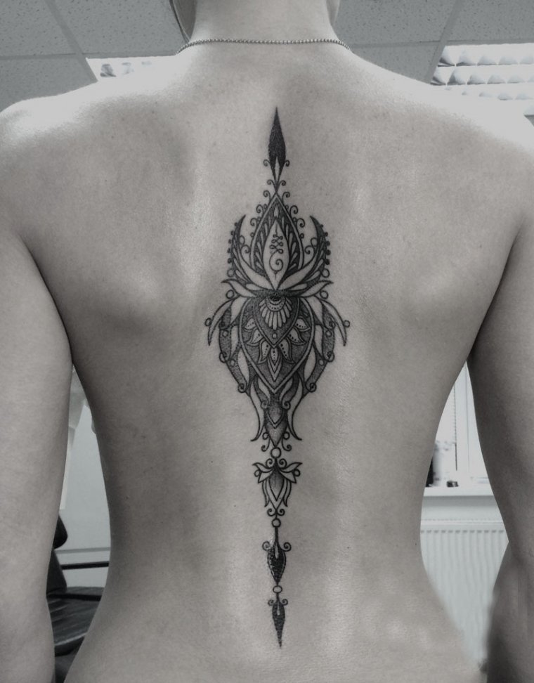 Женские татуировки на спине (50 фото)10