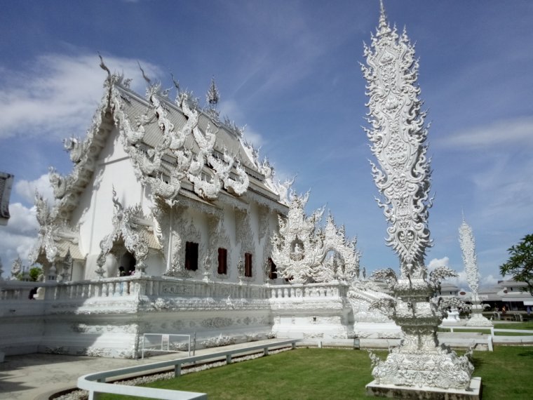 Невероятный Белый храм Ват Ронг Кхун (18 фото) 14 Белый храм Ват Ронг Кхун