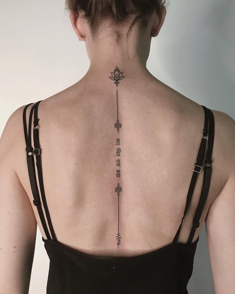Женские татуировки вдоль позвоночника (46 фото) 10