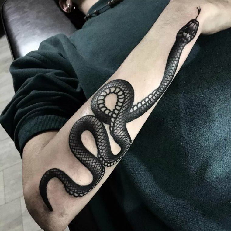 Тату змея на руке мужской