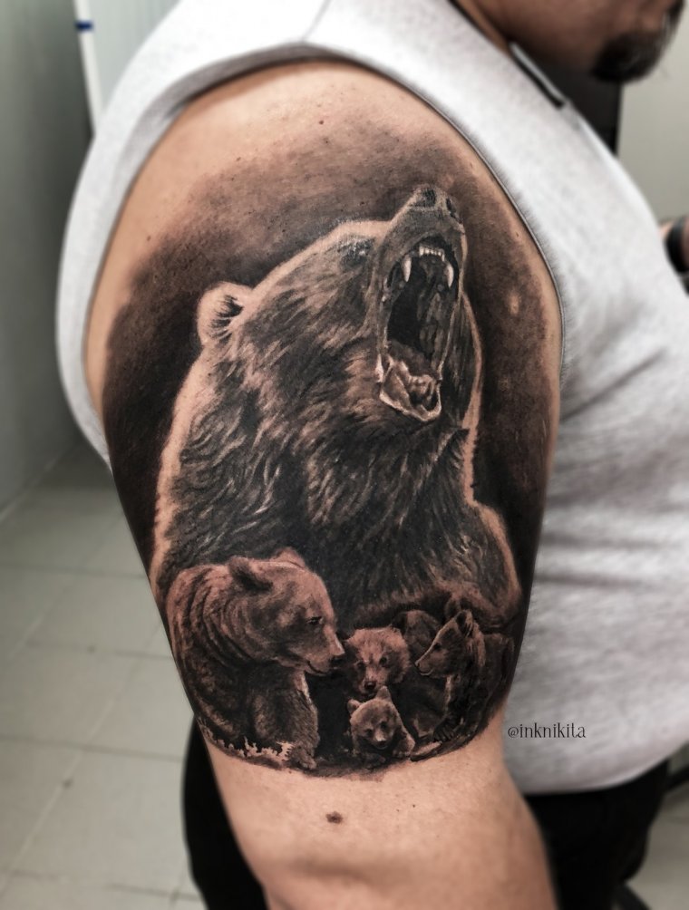 Тату медведь на плече