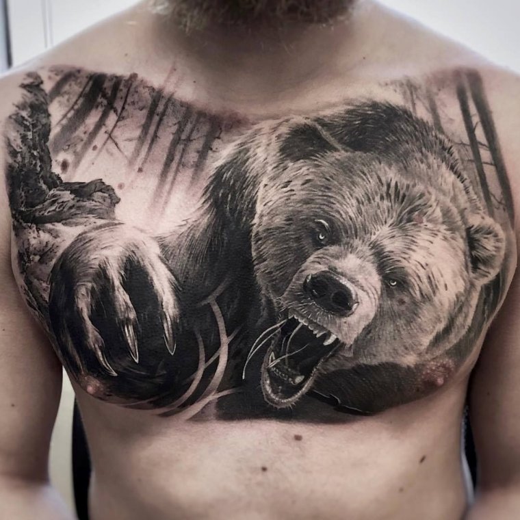 Тату медведь на груди