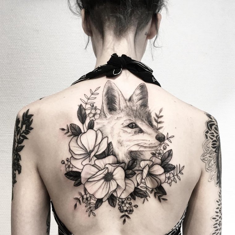 Тату волк на спине для девушек