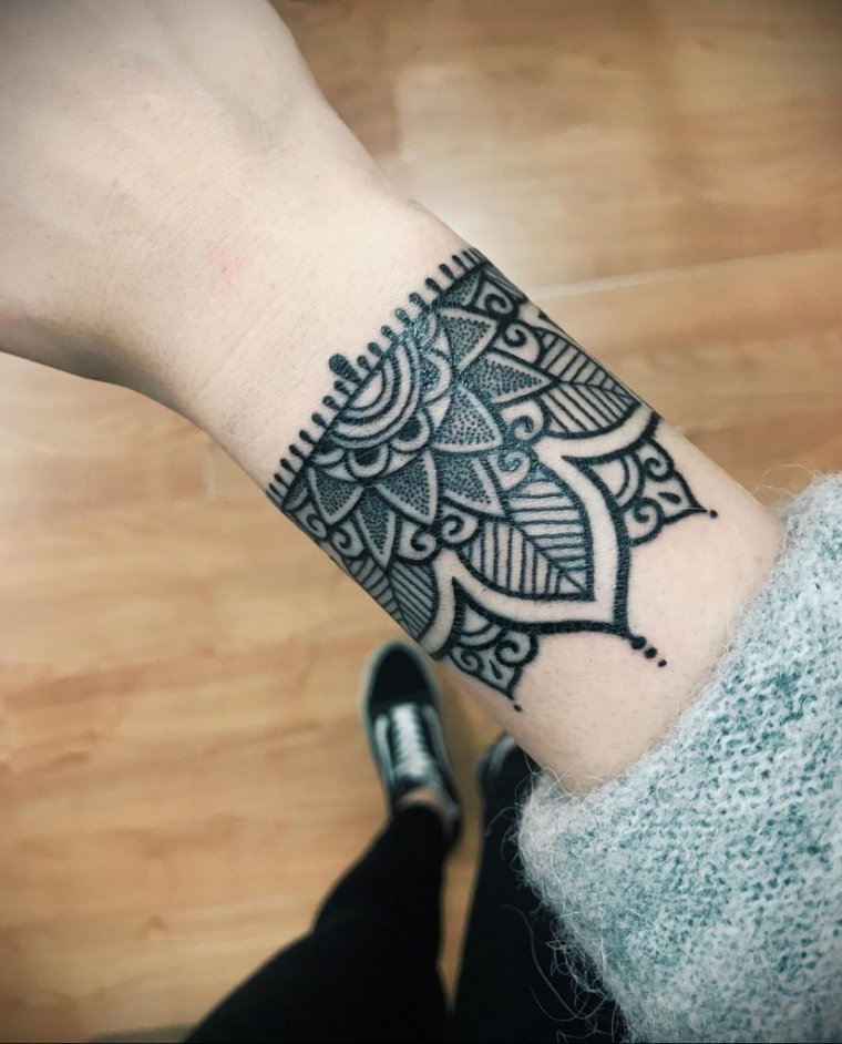 Тату Мандала на кисти