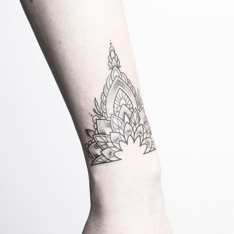 Мехенди хной на запястье