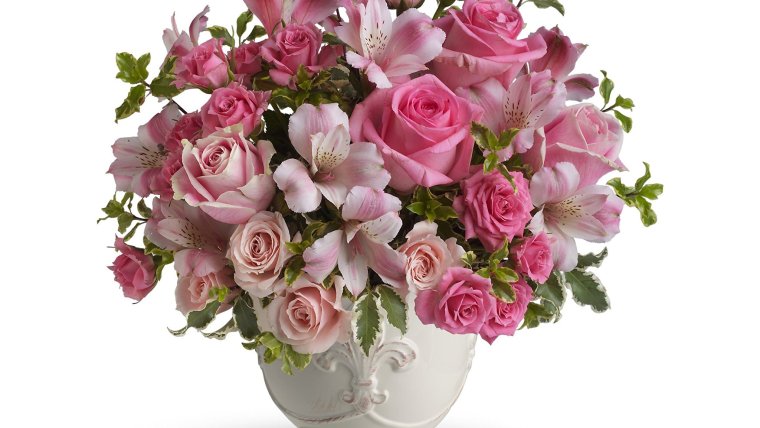 Живые цветы в вазе