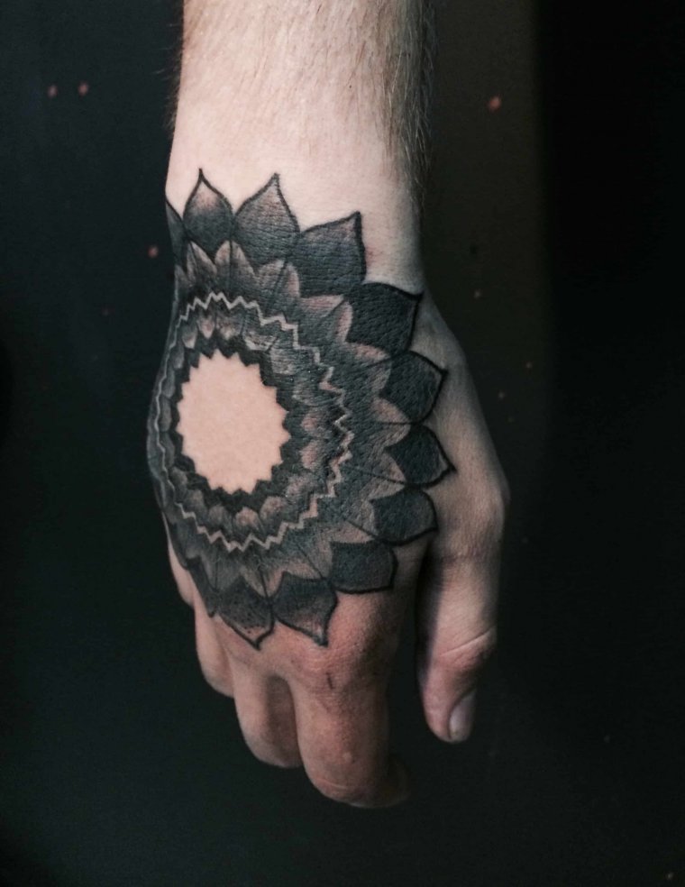 Тату браслет Мандала на руке
