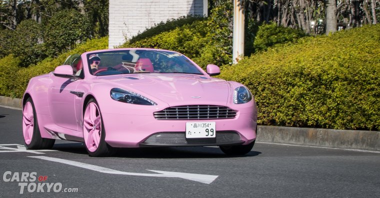 Бледно розовая машина