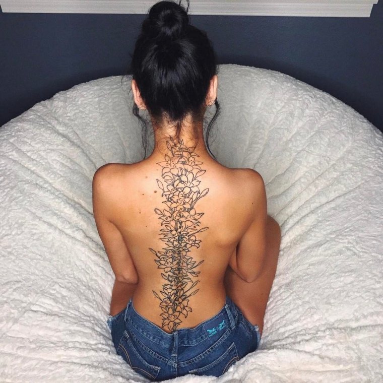 Женские татуировки вдоль позвоночника (46 фото) 21