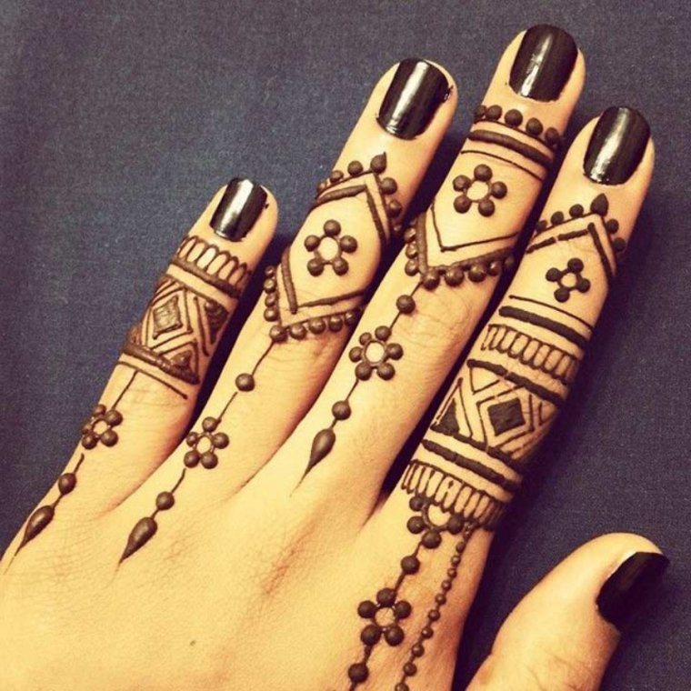 Henna tattoo on the hands for girls (39 photos) - Gorodprizrak