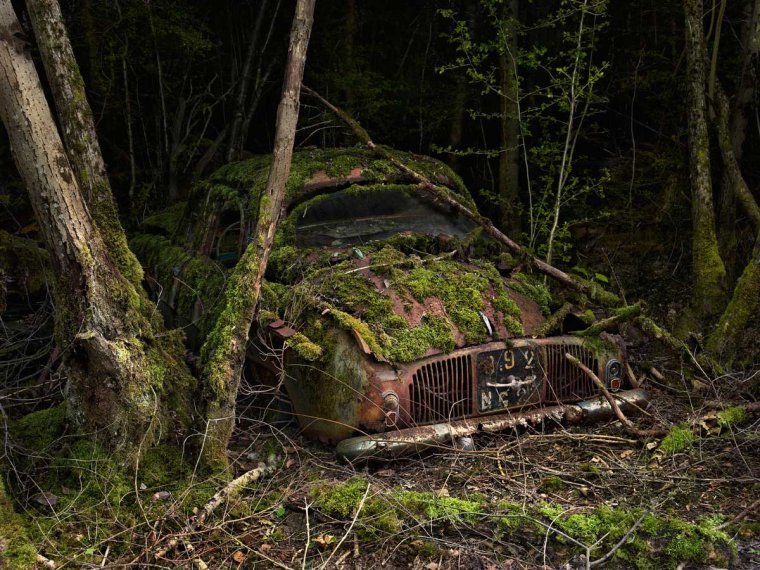 Заброшенные машины в лесах