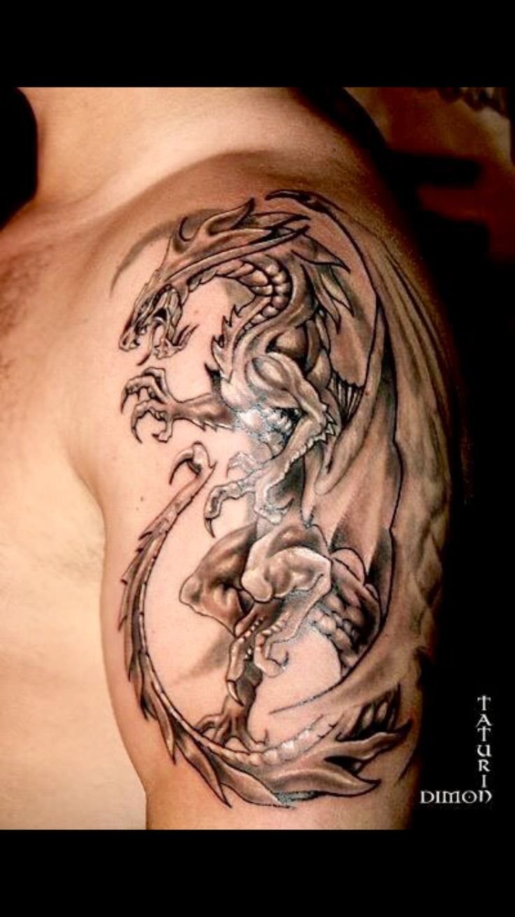 Татуировка в виде дракона на плече