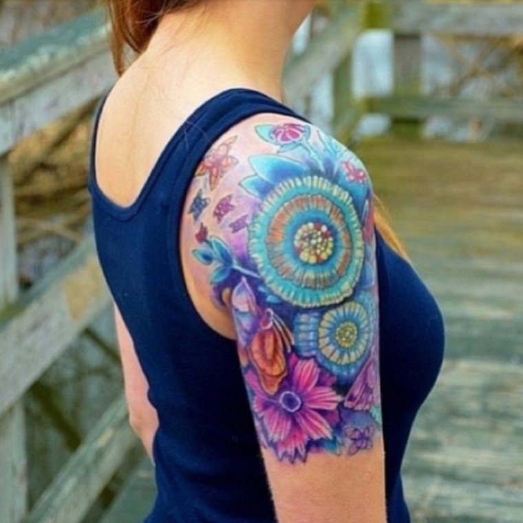 Женская Татуировка на плече цветная
