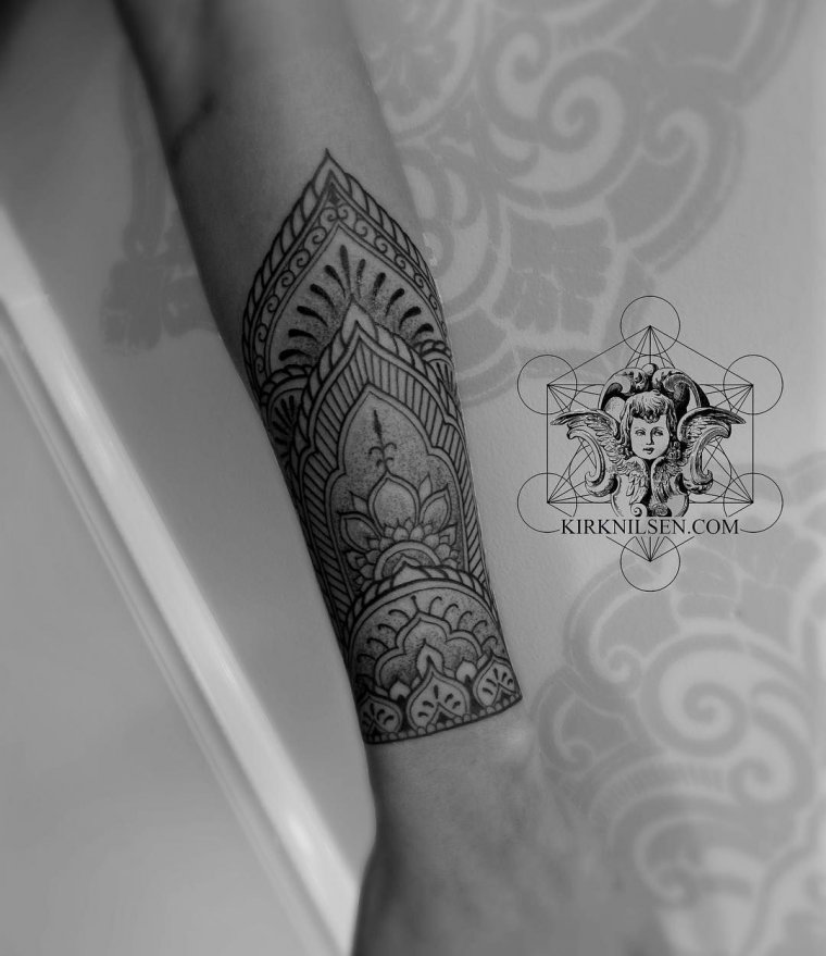 Тату на запястье браслет Мандала